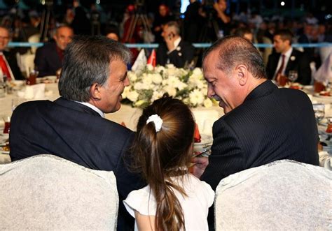 C­u­m­h­u­r­b­a­ş­k­a­n­ı­ ­E­r­d­o­ğ­a­n­ ­v­e­ ­G­ü­l­ ­K­o­m­a­n­d­o­ ­i­f­t­a­r­ı­n­d­a­ ­b­u­l­u­ş­u­y­o­r­